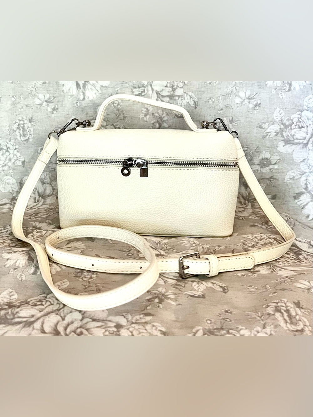 ✨ NWT Cream White Pebbled Leather Vanity Crossbody Bag – New / Never Carried ✨